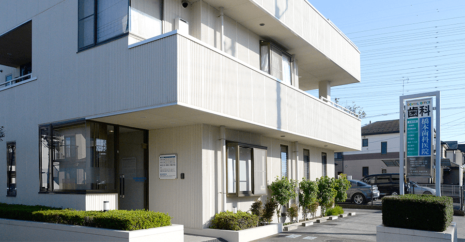 ①玄関②待合室③駅側から見た外観