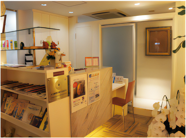 ①クリニック外観②エントランス③待合室