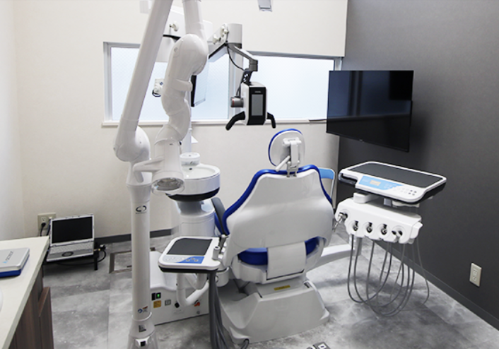 ①クリニック外観②待合室③診療チェア