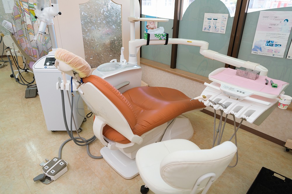 患者様のお口や顎の状態を確認し、治療内容と注意点を丁寧に説明しています。