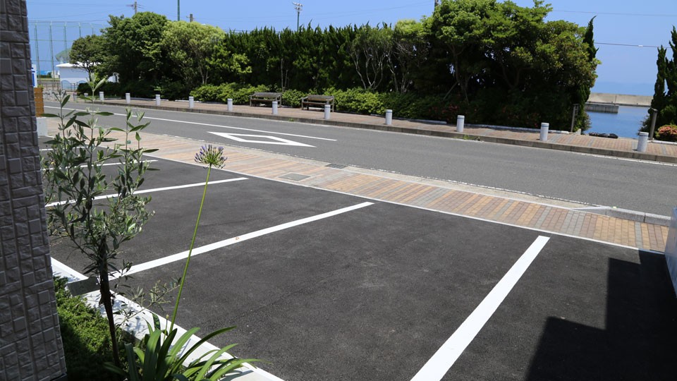 ①外観②駐車場③待合室