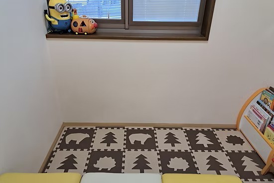 ①正面外観②待合室③キッズスペース