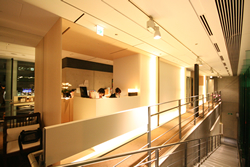 ①受付②明るい院内③開放的な診療室