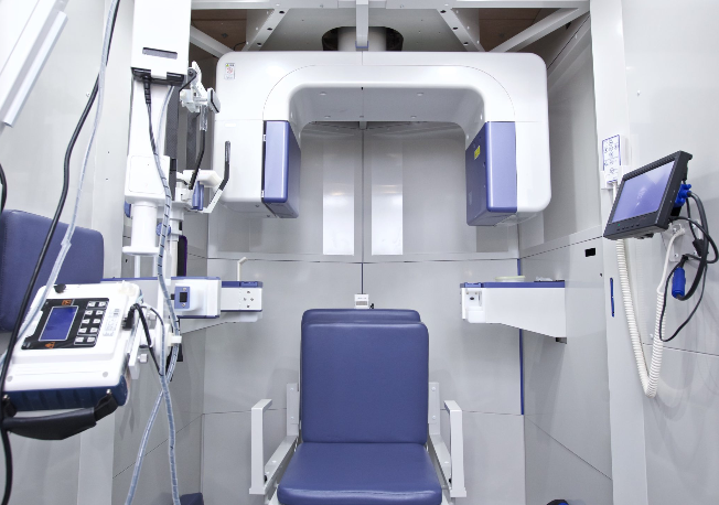 【インプラント専門医　複数在籍】国内外で認められた技術と最新の医療設備で、負担の少ないインプラント治療をご提供