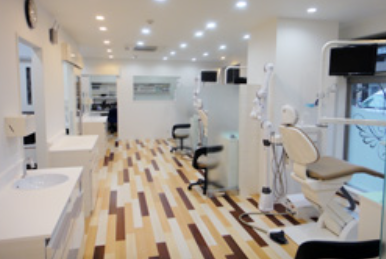 【新浦安駅より徒歩6分】35年の実績が語るインプラント治療「ふじみ歯科医院」