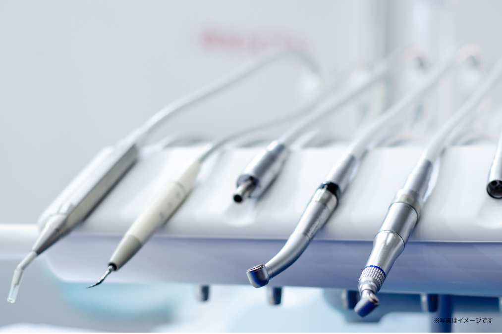 【中川原駅 徒歩12分】丁寧なケアで歯周病管理と再発予防に取り組み、安心なキッズルームを備えるあだち歯科クリニック