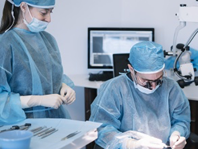 徹底的に消毒した個室の手術スペースで行います