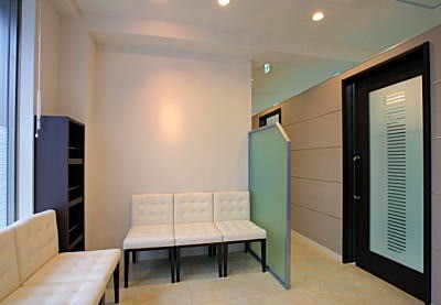 ①クリニック外観　②受付　②待合室