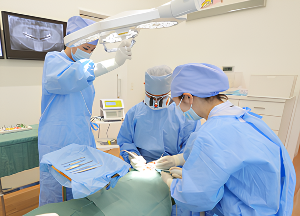 口腔外科を専門とする歯科医師が常駐しており、口腔内や顎、顔面、周辺組織に生じるさまざまな疾患に幅広く対応しています。
