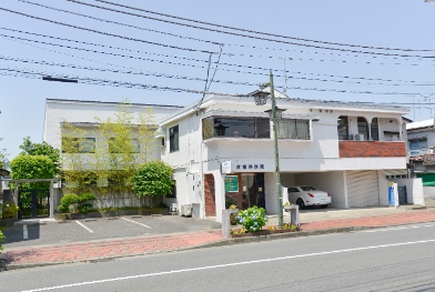 ①クリニック外観　②受付　③待合室