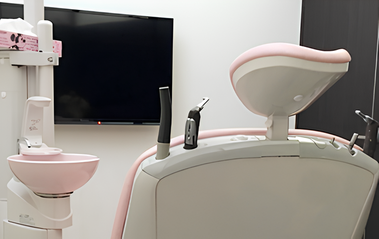 ①クリニック外観　②診療室　③歯科用CT