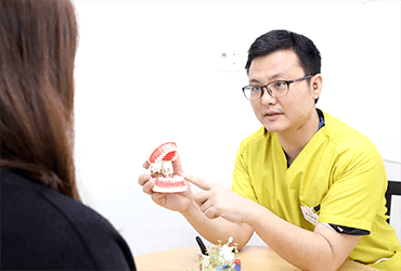 口腔外科専門医がインプラント手術を担当し安全に手術を行います