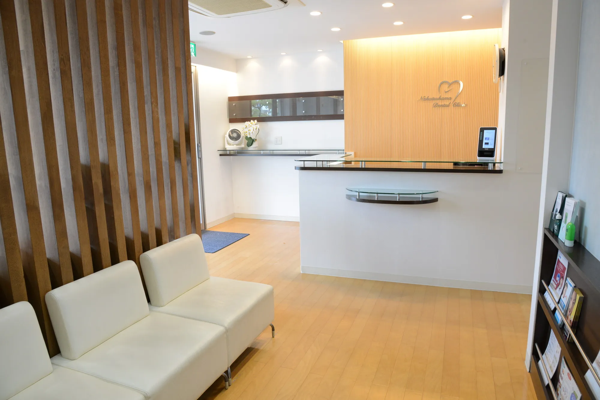 ①医院外観 ②開放感のある待合室 ③小さいお子様も安心のオムツ交換台
