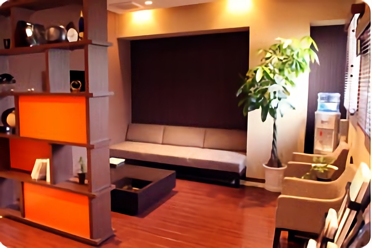 ①外観②入口③待合室