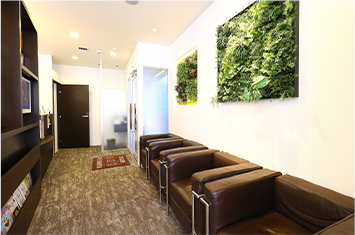 ①クリニック外観　②待合室　③診療室