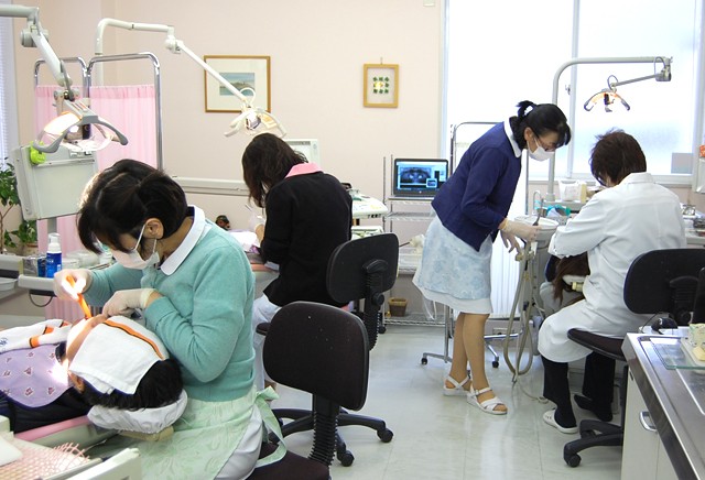 ①外観②待合室③診療室