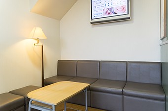 呼ばれるまで待合室にてゆっくりお待ちください