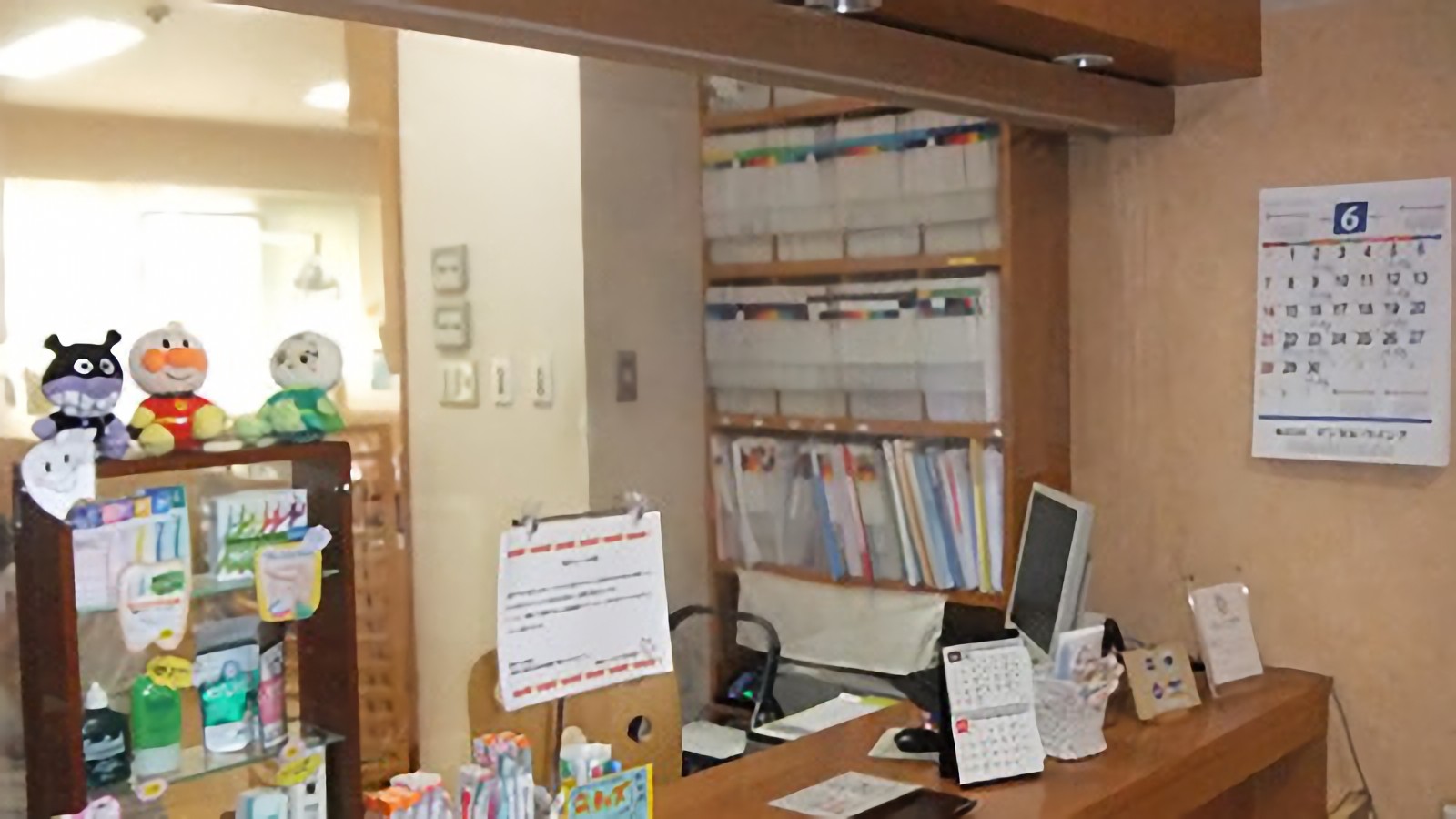 ①ビル外観②受付③待合室