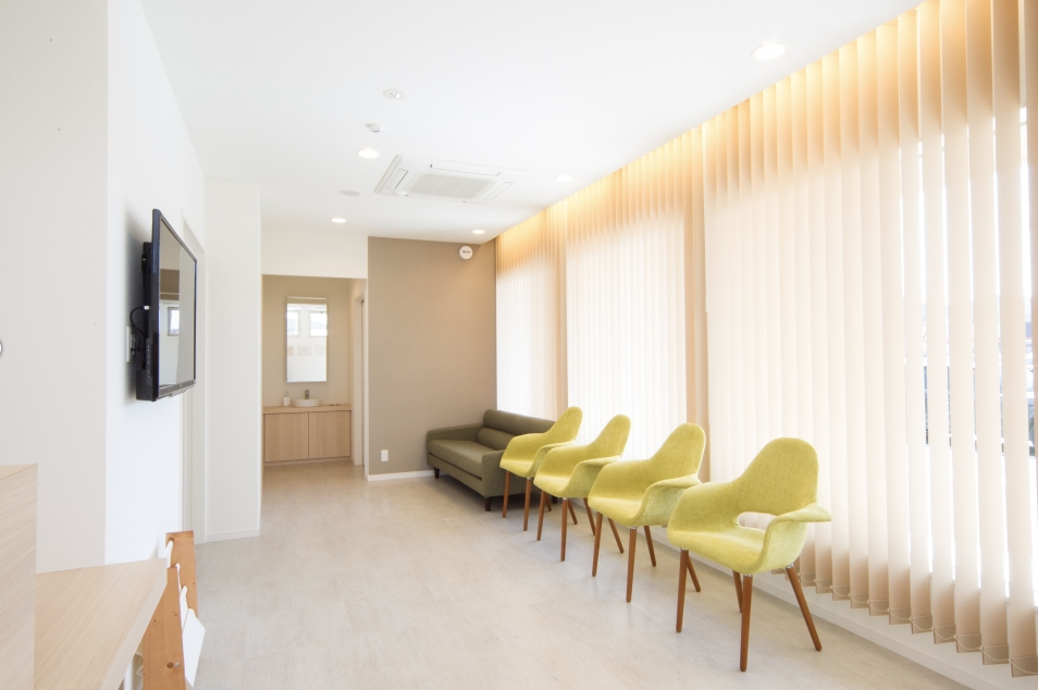 【土曜日診療あり】常に謙虚な姿勢で、リラックスできる居⼼地の良い空間での治療を提供する「歯科医院はやし」