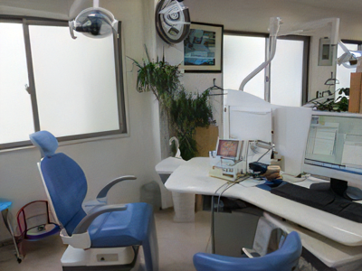 世代を問わず楽な姿勢で座れる診療台