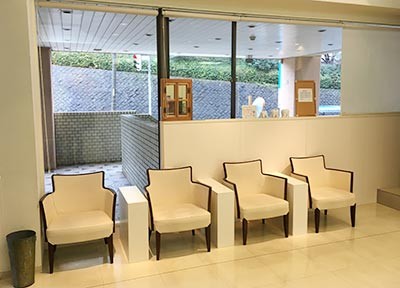 ①医院入口②受付③待合室
