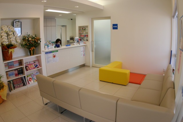 ①外観②待合室③おむつ交換台