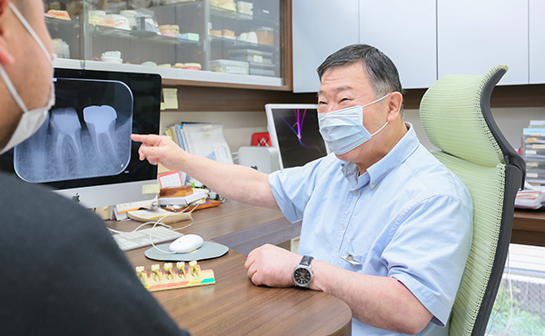 ①医院外観 ②カウンセリング風景 ③診療ユニット