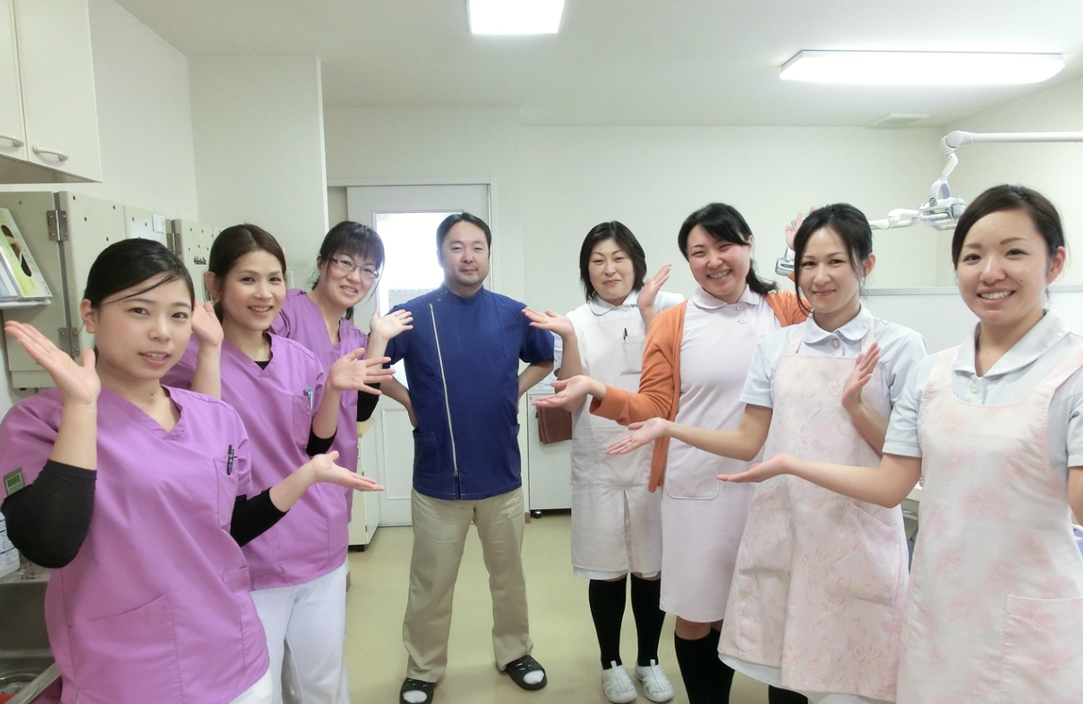 ①クリニック外観　②受付　③スタッフ一同