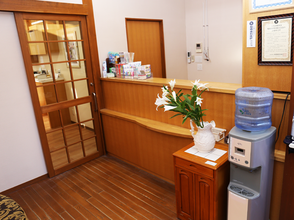 ①クリニック外観②受付③待合室