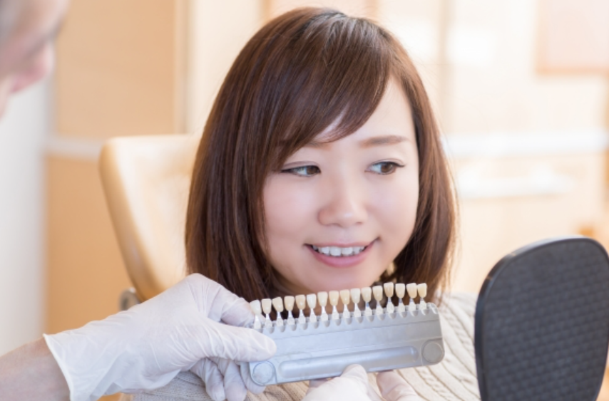 金属を使用しない最新素材と自宅でできるホワイトニングで理想の口元を実現