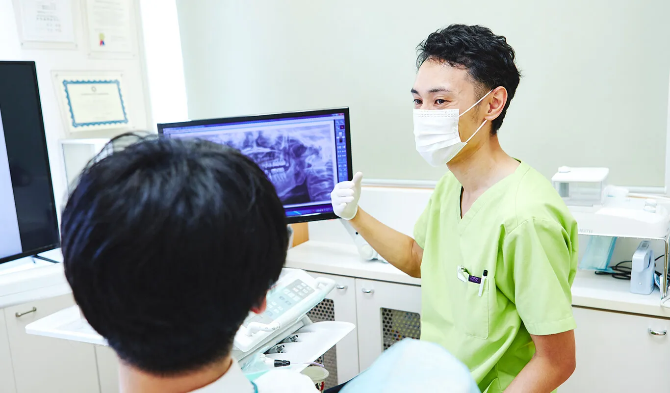 歯科用CTを用いた精密な診断を行い、患者様それぞれの骨の状態や噛み合わせを考慮した上で、安全性の高い治療を提供しています