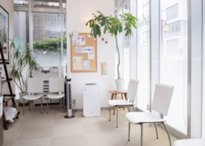 ①外観②待合室③受付