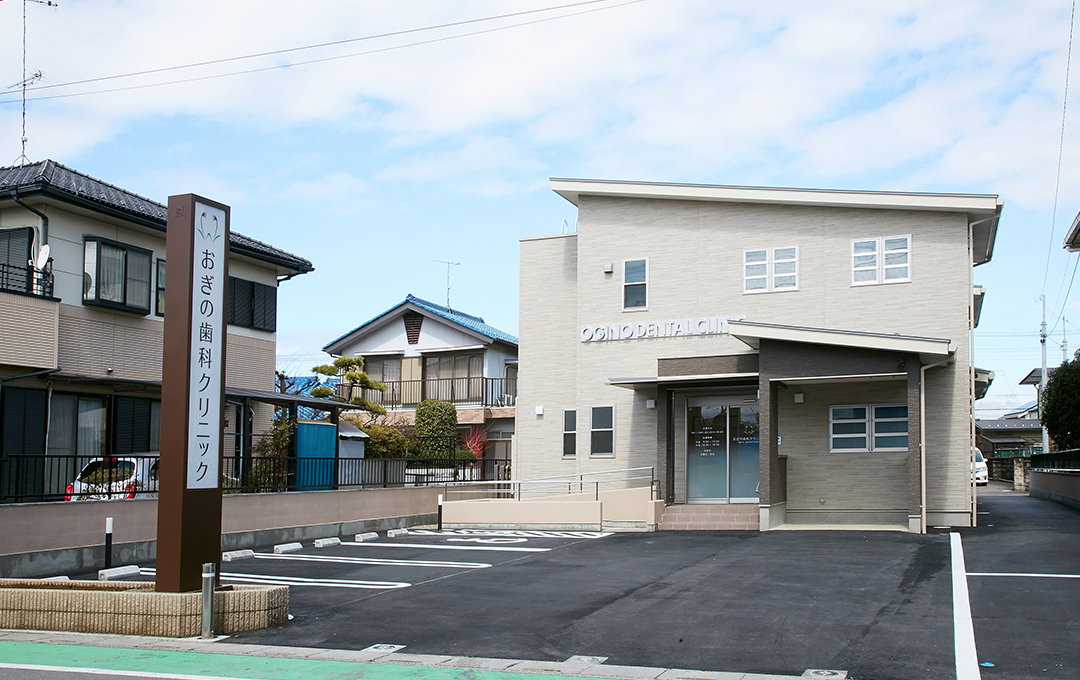 ①クリニック外観　②受付　③待合室