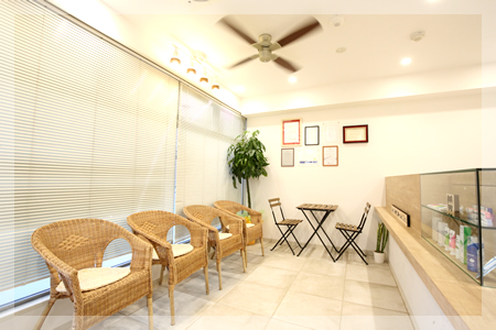 ①クリニック外観②受付③待合室