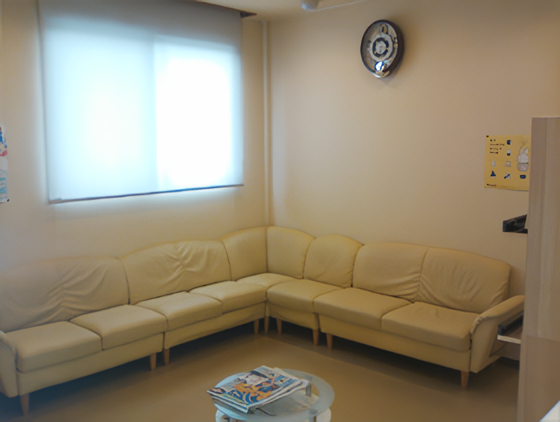 ①クリニック外観②待合室③診療チェア