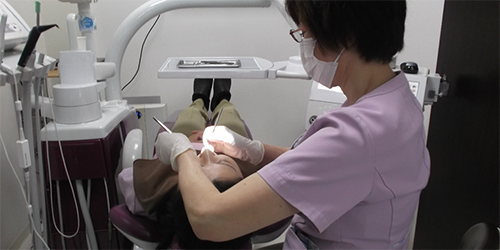 患者様の歯の健康を守るため、痛みの少ない歯石除去と歯周病治療を提供しています