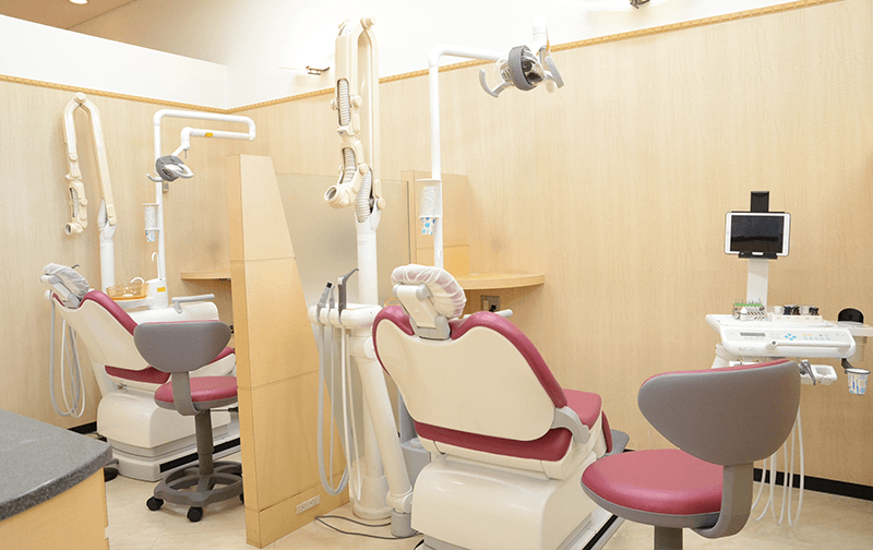 ①クリニック入り口②受付③診療室