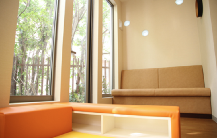 ①クリニック外観　②受付　③待合室