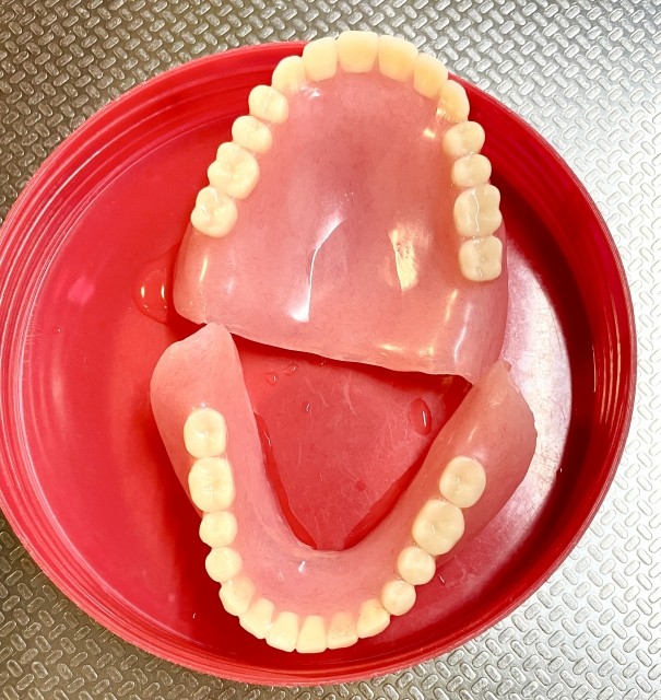 患者様一人一人のご要望や生活スタイルに合わせた入れ歯治療を通じて、食事や会話を楽しめる毎日を支えています。※写真はイメージです。