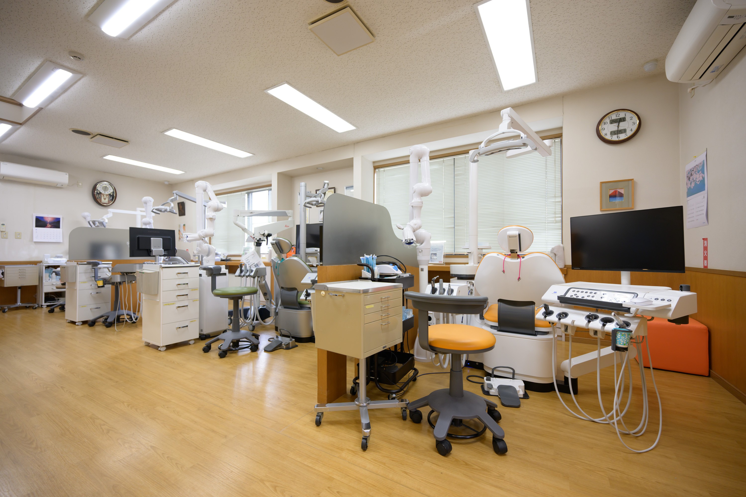 明るく開放的な診療室