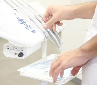 放置した場合には最終的に歯を失うことにもつながり、自然に治癒することはありません。