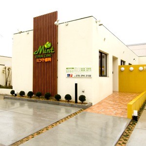 ①クリニック外観　②受付　③待合室