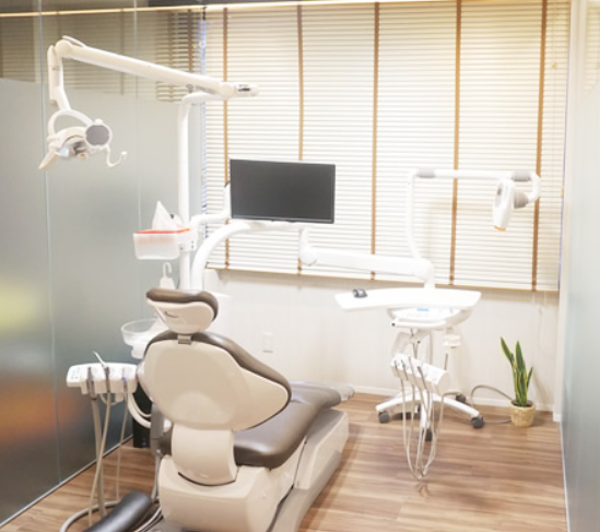 【JR埼京線 板橋駅西口 徒歩0分/地下鉄三田線 徒歩5分/東武東上線 下板橋駅 徒歩6分】オールラウンドな歯科治療を提供する、板橋駅西口直結の岩永歯科医院