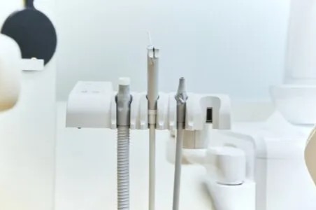 肉眼では発見しにくい初期のむし歯を高倍率ルーペを使用してチェックしています