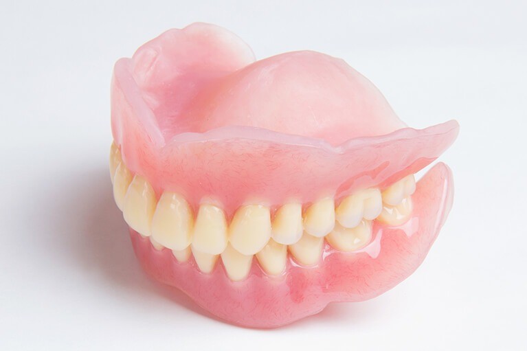 装着後の調整やメンテナンスにも継続的に対応し、快適に使い続けられる入れ歯治療を支えています。