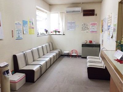 ①受付②待合室③外観