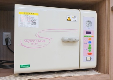 治療器具はオートクレーブという滅菌機で消毒しています