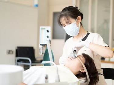 患者様のお口の状態を詳しく診査し、症状や歯の状態に応じた適切な治療計画を提案しています。