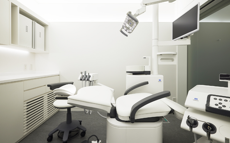 ①外観②受付ラウンジ③キュアユニット