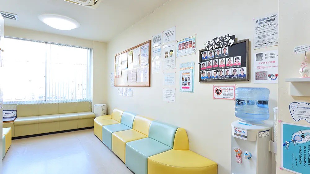 ①医院外観②受付③待合室